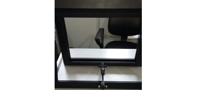 Ventana banderola de aluminio negra